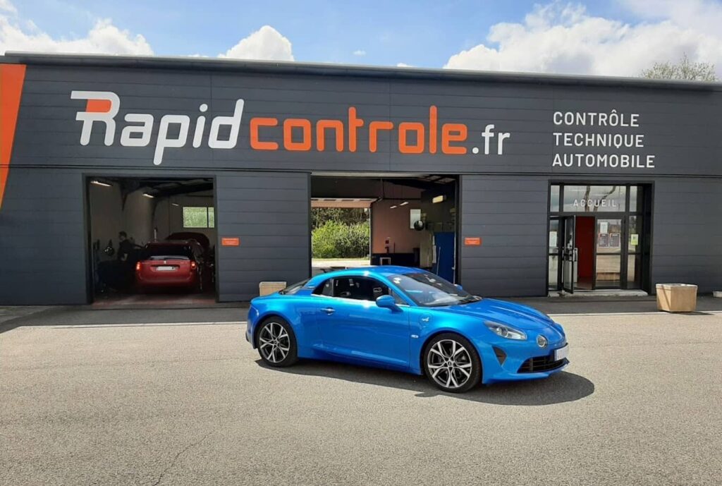 Alpine bleue devant le centre de controle technique Rapidcontrole Castelnaudary